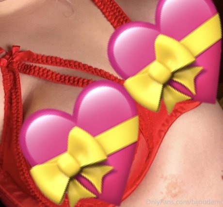 Naken läckt OnlyFans-bild av Bijou Demi