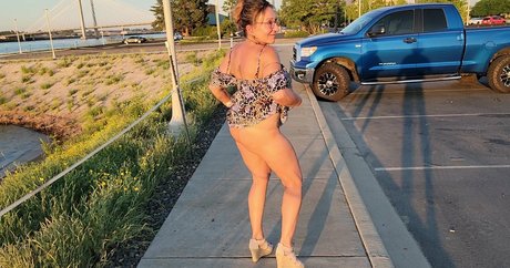 Naken lekkede OnlyFans-bilde av Bikinimilfmom55