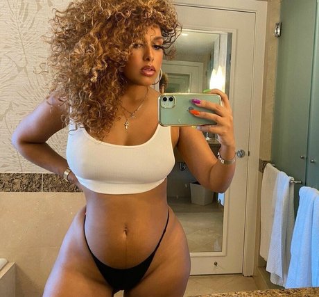 Foto desnuda filtrada de OnlyFans de Aisha Thalia