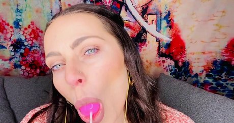 Naken lekkede OnlyFans-bilde av Jackie Does Asmr