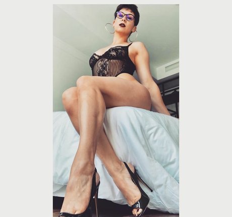 Naken lekkede OnlyFans-bilde av Doris Arnold