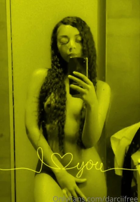 Naken lekkede OnlyFans-bilde av Darciisworld
