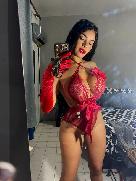 Foto di nudo di fuga di OnlyFans di Paola Flores