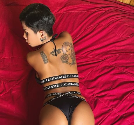 Naken läckt OnlyFans-bild av Shuggatrix