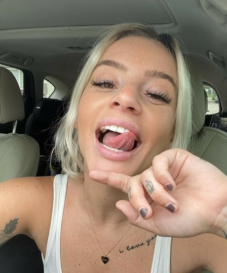 Nahá fotka uniklých OnlyFans od Officialcorimilesig
