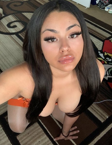 Naakte gelekte OnlyFans-foto van Rosalbanaomi