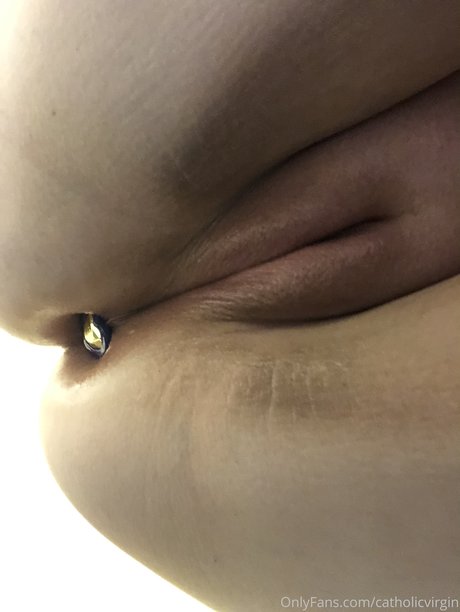 Naken lekkede OnlyFans-bilde av Catholic Virgin