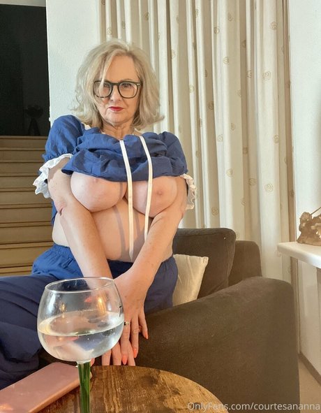 Foto nua vazada do OnlyFans de Courtesananna