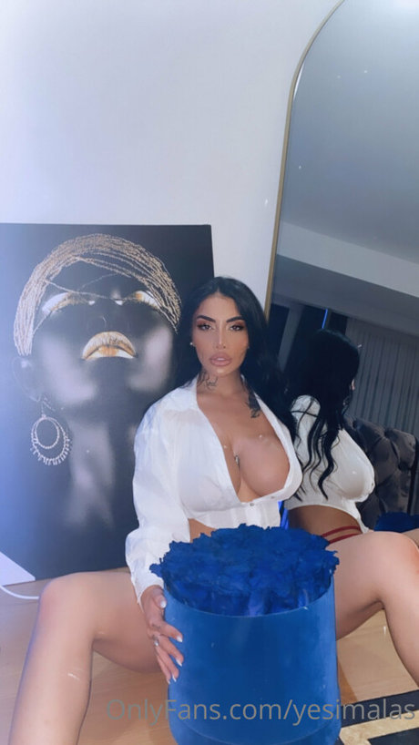 Naakte gelekte OnlyFans-foto van Yesimalas