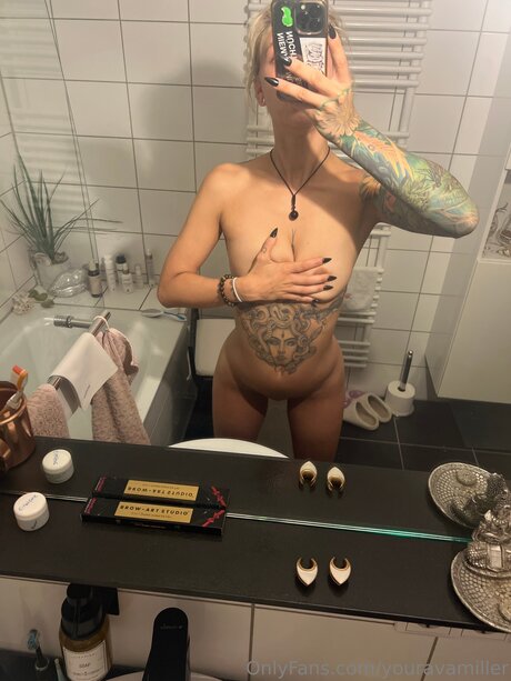 Naken läckt OnlyFans-bild av Youravamiller