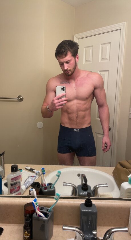 Alasti lekkinud OnlyFans-i pilt Tommyboy280