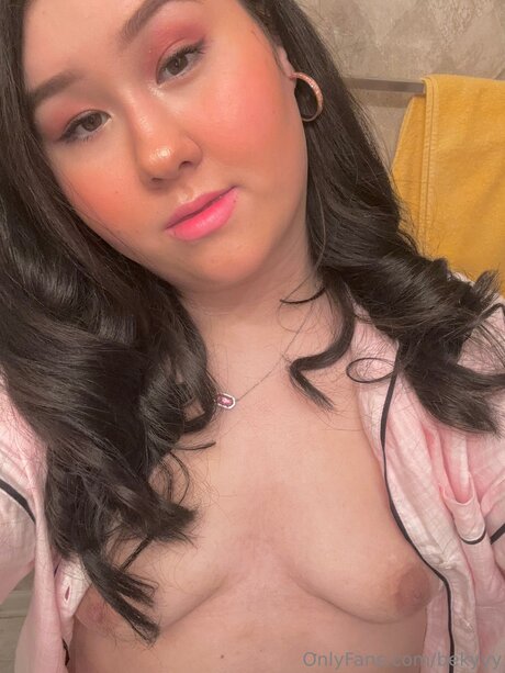Naken lekkede OnlyFans-bilde av Baddiebek