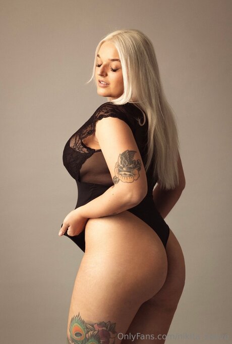 Naken lekkede OnlyFans-bilde av Nikita Suave
