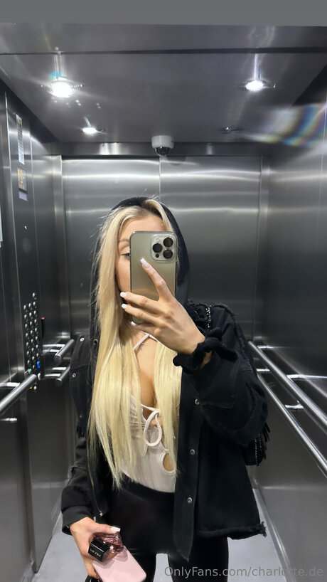 Naken lekkede OnlyFans-bilde av Charlotte De
