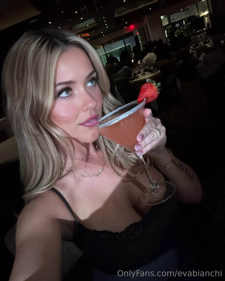 Naken lekkede OnlyFans-bilde av Evabianchi
