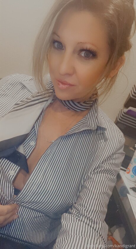 Naken lekkede OnlyFans-bilde av Kandigrant