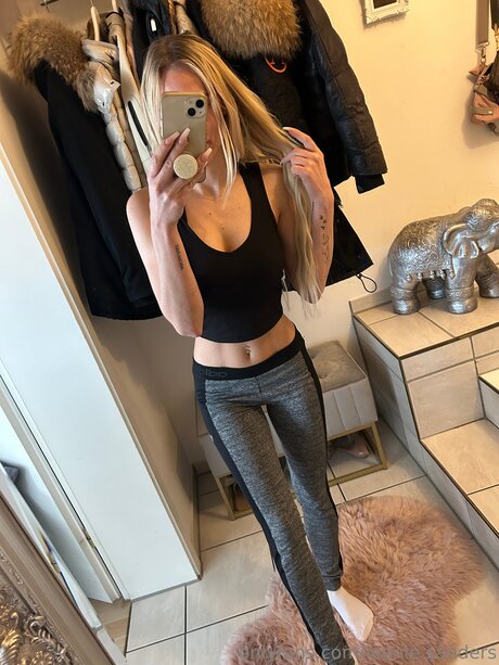 Foto di nudo di fuga di OnlyFans di Leonie Sanders