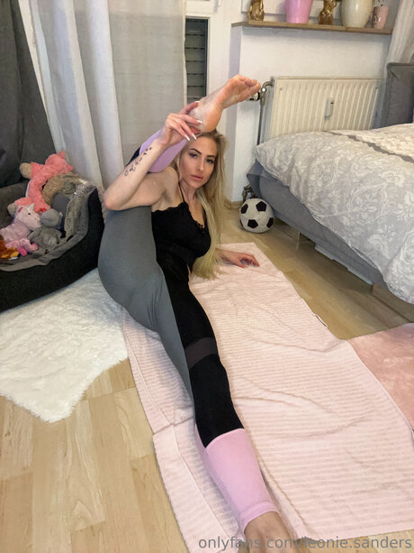Leonie Sanders OnlyFans