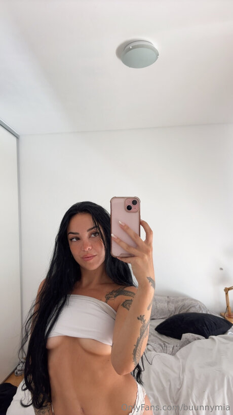 Alaston vuotanut OnlyFans-kuva Buunnymia
