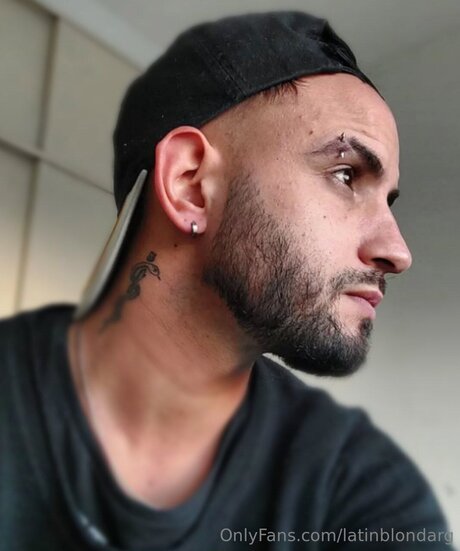 Naken lekkede OnlyFans-bilde av Latinblondarg