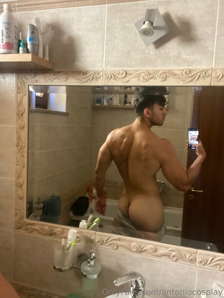 Naken lekkede OnlyFans-bilde av Antoniocosplay