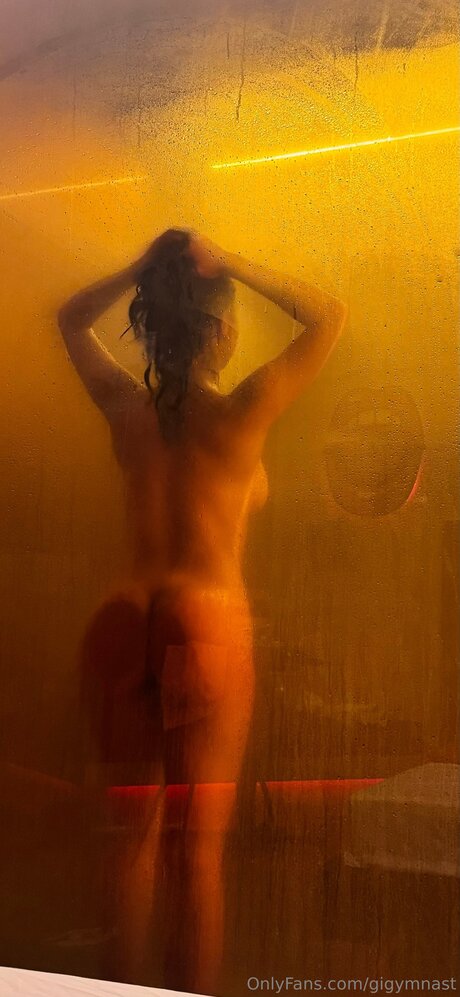 Naken läckt OnlyFans-bild av Gigymnast