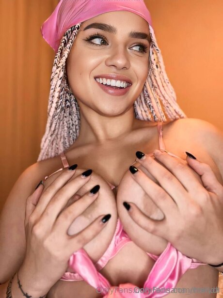 Naken lekkede OnlyFans-bilde av Hollydi