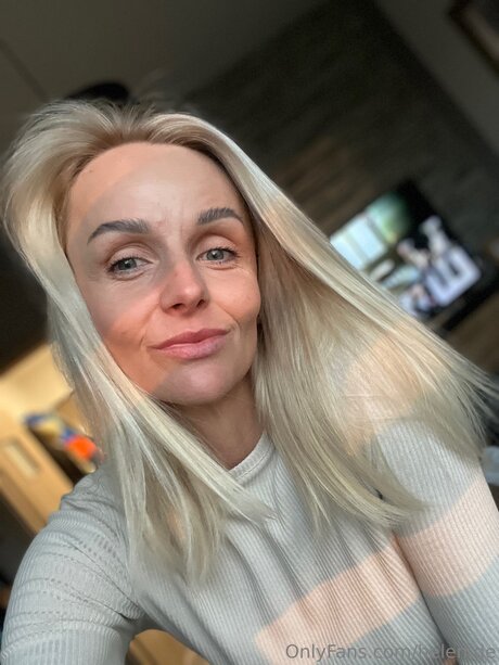 Naken lekkede OnlyFans-bilde av Helen De