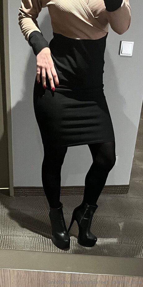 Nøgent lækket OnlyFans-billede af Nylonfeet Stiletto Free