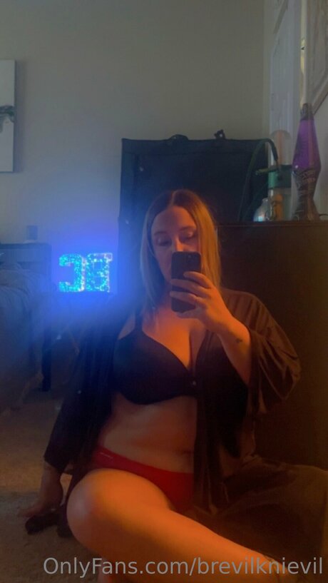 Naken lekkede OnlyFans-bilde av Brevilknievil