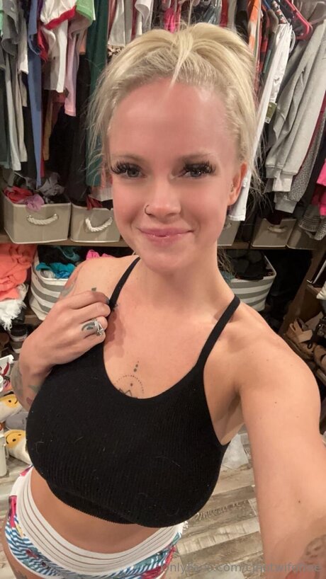 Naken lekkede OnlyFans-bilde av Cjhotwifefree