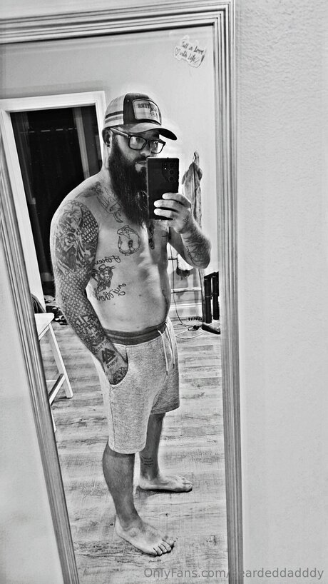 Naken lekkede OnlyFans-bilde av Beardeddadddy