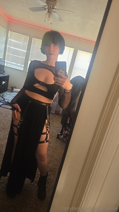 Naken lekkede OnlyFans-bilde av Shy Lil Pixie