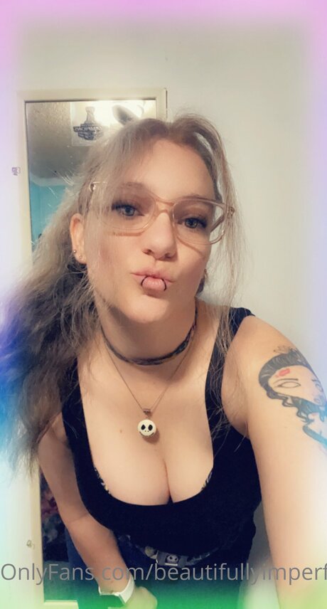 Naken lekkede OnlyFans-bilde av Beautifullyimperfectgeek