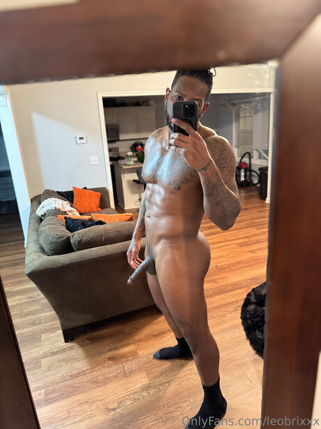 Naken lekkede OnlyFans-bilde av Leobrixxx