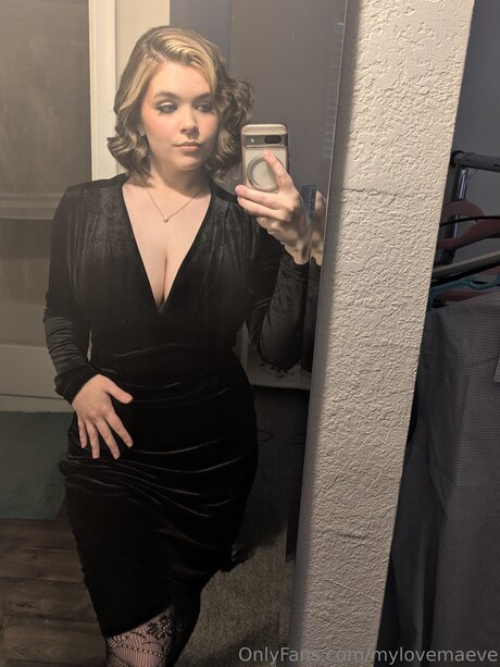 Naken läckt OnlyFans-bild av Mylovemaeve