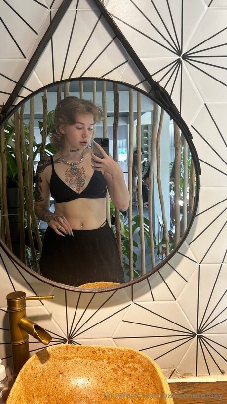 Naken lekkede OnlyFans-bilde av Passionatefoxy