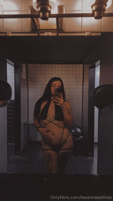 Naken lekkede OnlyFans-bilde av Leeannasalinas