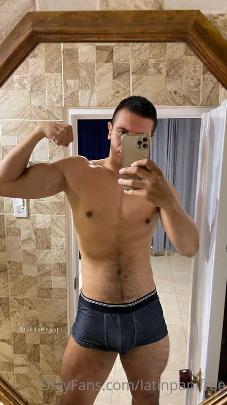 Naken lekkede OnlyFans-bilde av Latinpapifree