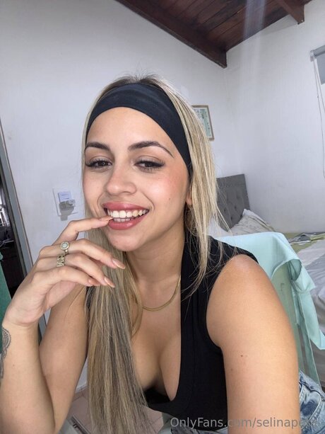 Naakte gelekte OnlyFans-foto van Selinapetal