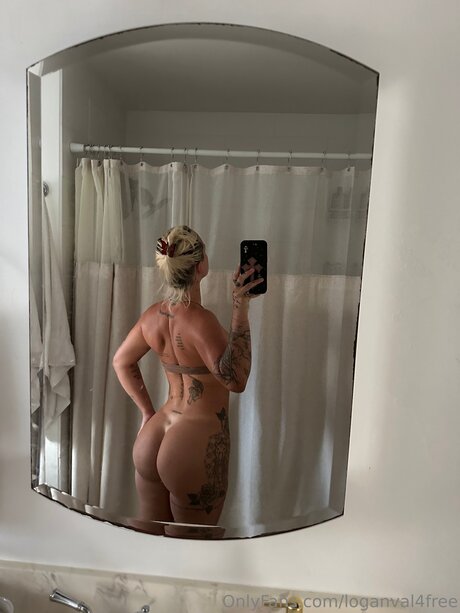 Naken lekkede OnlyFans-bilde av Loganval4free