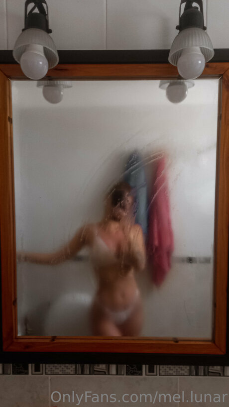 Foto di nudo di fuga di OnlyFans di Melunar