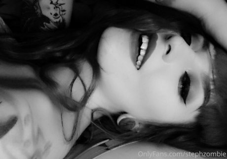 Naken lekkede OnlyFans-bilde av Glam Suicide