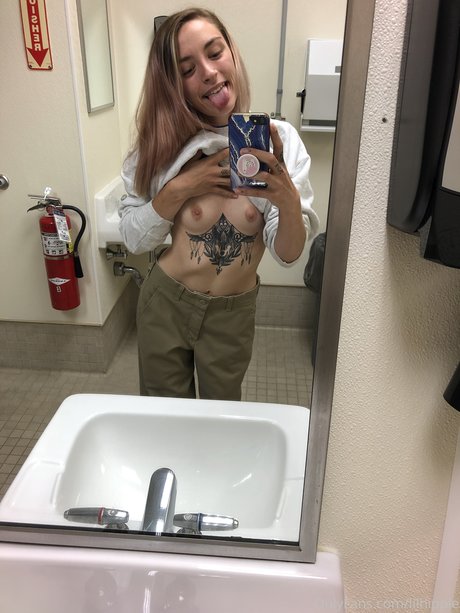 Naken lekkede OnlyFans-bilde av Lil Hipppie