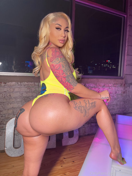 Naken läckt OnlyFans-bild av Lilly Kash