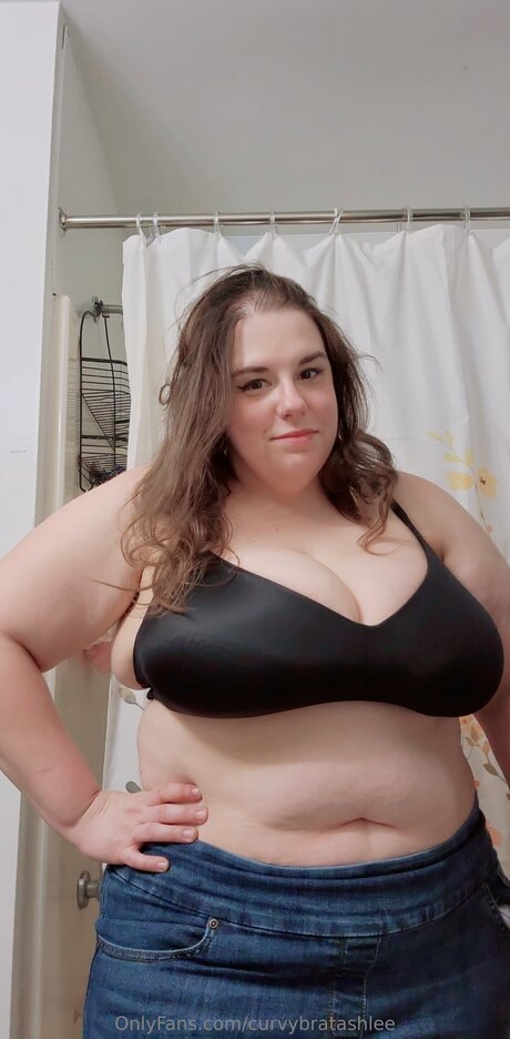 Nahá fotka uniklých OnlyFans od Curvybratashlee
