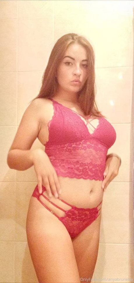 Anya Brunette