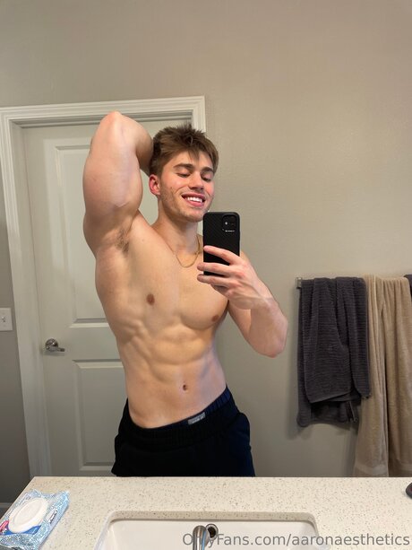 Naken lekkede OnlyFans-bilde av Aaronaesthetics