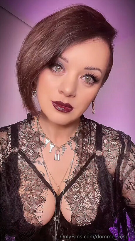 Alaston vuotanut OnlyFans-kuva Domme Vesper
