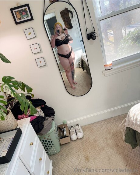 Naken läckt OnlyFans-bild av Vicjadexxx
